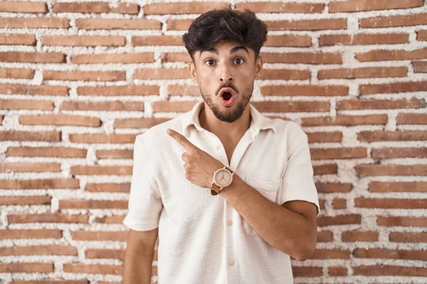 Arab Man Beard Standing Bricks Wall Background Surprised Pointing Finger — Foto Stock