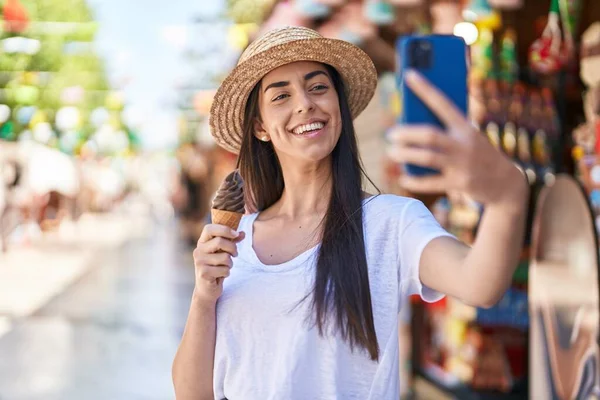 Ung Latinamerikansk Kvinna Turist Gör Selfie Smartphone Äta Glass Gatumarknaden — Stockfoto
