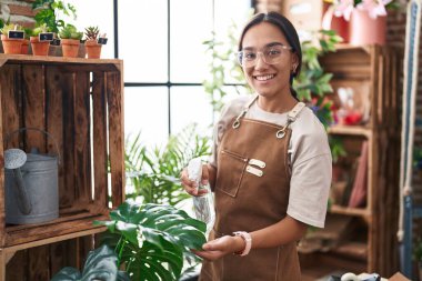 Çiçekçide çalışan güzel İspanyol bir çiçekçi kadın.