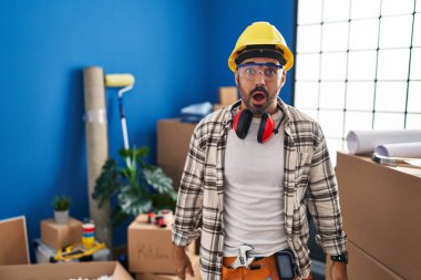 Sakallı, evde çalışan genç İspanyol bir adam şaşkınlık ve şaşkınlık dolu bir ifade, korku ve heyecan dolu bir yüz.. 