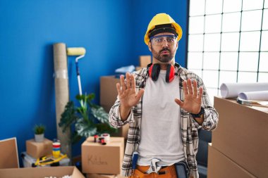 Evde sakallı, İspanyol bir adam çalışıyor. Avuçlarını hareket ettiriyor. Korkmuş ve iğrenç bir ifadeyle reddediyor. Dur ve yasakla. 