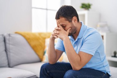 Genç adam evdeki kanepede otururken strese girdi.