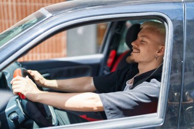 Sokakta kendine güvenen beyaz bir adam gülümsüyor.