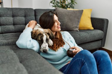 Evde köpek gibi sarılan genç bir kadın içki arkadaşı aşısı.