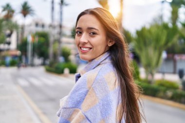 Sokakta kendine güvenen güzel İspanyol bir kadın.