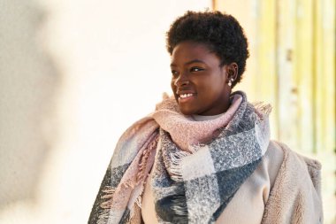 Sokakta kendine güvenen Afrikalı Amerikalı kadın gülümsüyor