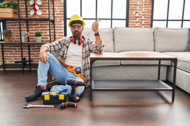 Sakallı, hareketli, düşünceli, aklı başında, kendine güvenen bir İspanyol genç adam. 