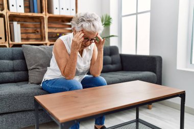 Psikoloji merkezinde depresif, yaşlı, kır saçlı kadın hasta.