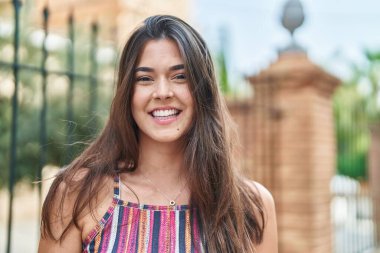 Sokakta kendine güvenen güzel İspanyol bir kadın.