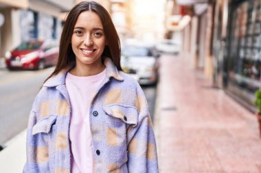 Sokakta kendine güvenen güzel İspanyol bir kadın.