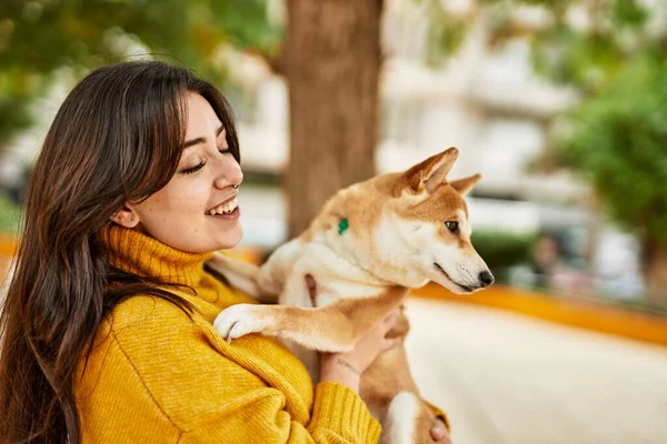 Красива Молода Жінка Обіймає Щасливого Шиба Іну Собаку Парку — стокове фото