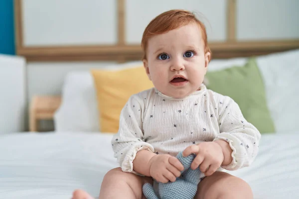 Liebenswert Rotschopf Kleinkind Spielend Mit Puppe Sitzen Auf Bett Schlafzimmer — Stockfoto