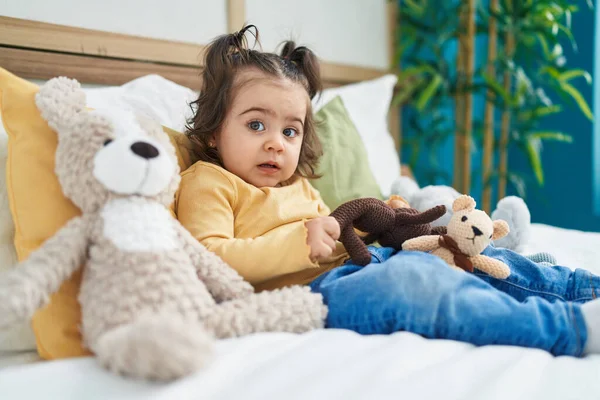 Liebenswert Hispanisch Mädchen Spielend Mit Puppe Sitting Auf Bett Bei — Stockfoto