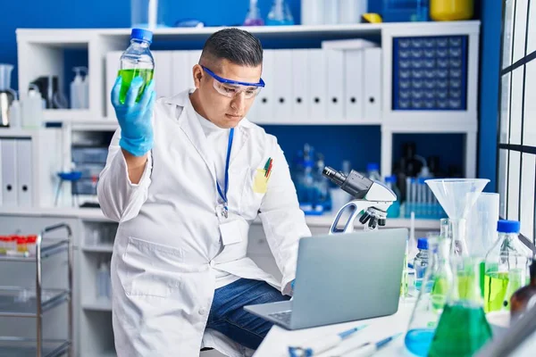 Young Latin Man Scientist Holding Test Tube Using Laptop Laboratory — Fotografia de Stock