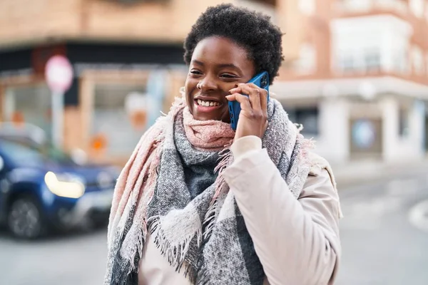 Afro Amerikalı Kadın Gülümsüyor Akıllı Telefondan Konuşuyor — Stok fotoğraf
