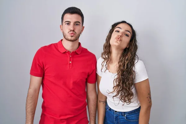 Young Hispanic Couple Standing Isolated Background Looking Camera Blowing Kiss — Foto Stock