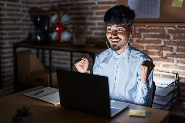 Young Hispanic Man Beard Working Office Night Celebrating Surprised Amazed — Fotografia de Stock