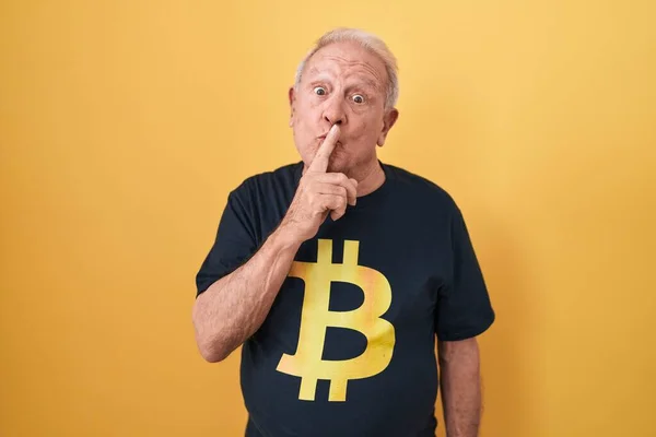 Senior Man Grey Hair Wearing Bitcoin Shirt Asking Quiet Finger — Stok fotoğraf