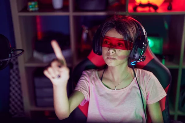 Adorable Hispanic Girl Streamer Playing Video Game Using Virtual Reality — Stockfoto