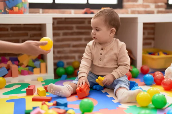 Liebenswertes Kleinkind Beim Spielen Mit Plastikbausteinen Kindergarten — Stockfoto