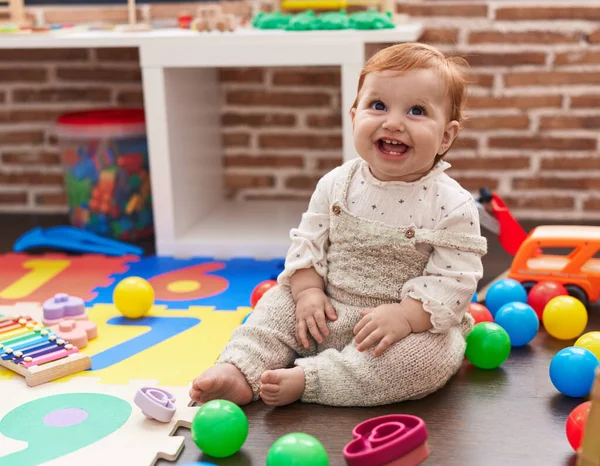 Entzückend Rotschopf Kleinkind Spielen Mit Bällen Sitzen Auf Boden Kindergarten — Stockfoto