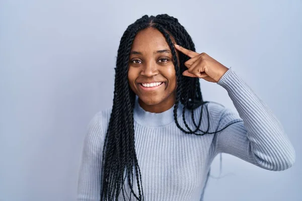 Afrikansk Amerikansk Kvinna Står Över Blå Bakgrund Leende Pekar Huvudet — Stockfoto