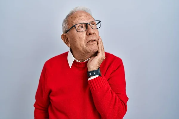 Senior Man Grey Hair Standing Isolated Background Hand Chin Thinking — Fotografia de Stock