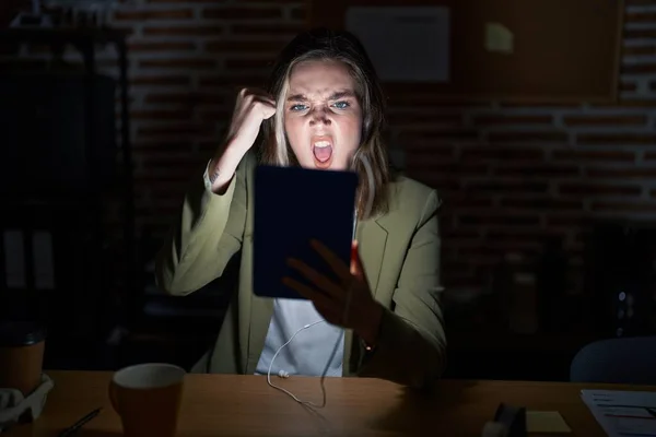 Blonde Caucasian Woman Working Office Night Angry Mad Raising Fist — Foto de Stock