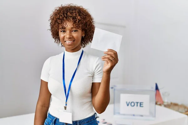 Młoda Afroamerykanka Uśmiechnięta Pewna Siebie Głosująca Koledżu Wyborczym — Zdjęcie stockowe