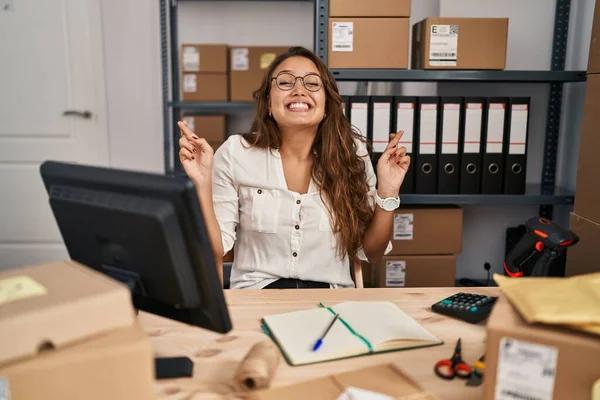 Young Hispanic Woman Working Small Business Ecommerce Gesturing Finger Crossed — Stock Photo, Image