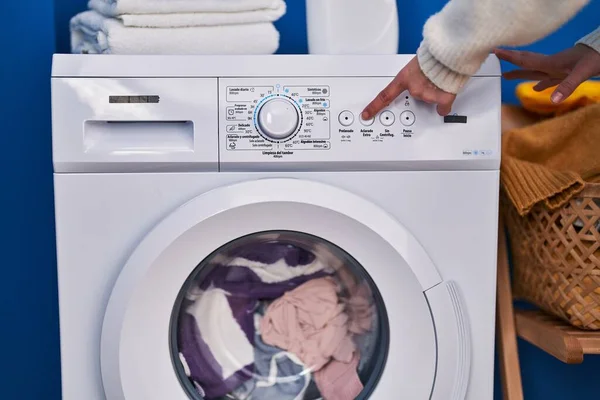 Wanita Cantik Hispanik Muda Mencuci Pakaian Ruang Cuci — Stok Foto