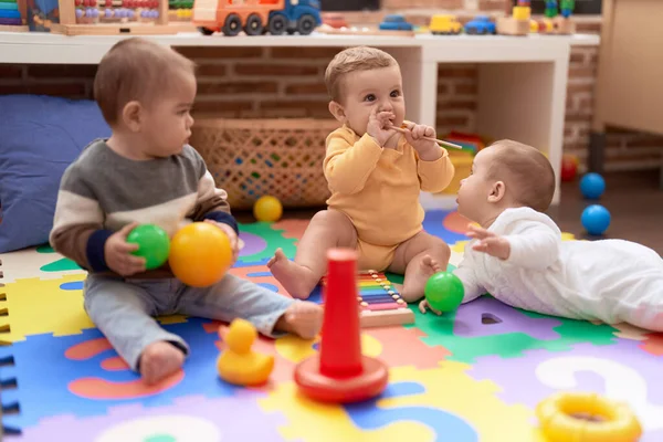 Anaokulunda Yerde Oturmuş Oyuncaklarla Oynayan Bir Grup Çocuk — Stok fotoğraf