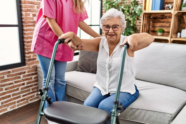 Ältere Grauhaarige Patientin Unterstützt Krankenschwester Und Rollator Der Geriatrie — Stockfoto