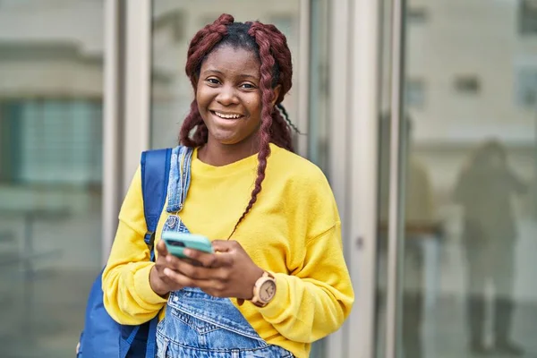 Africano Americano Mulher Estudante Sorrindo Confiante Usando Smartphone Universidade — Fotografia de Stock