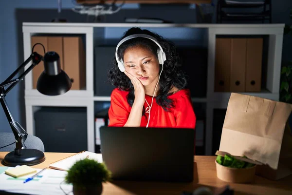 Fiatal Ázsiai Dolgozik Irodában Laptop Éjjel Gondolkodás Fáradt Unatkozik Depresszió — Stock Fotó