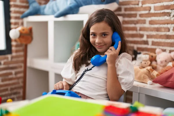 Чарівна Іспаномовна Дівчина Грає Телефонною Іграшкою Сидячи Столі Дитячому Садку — стокове фото