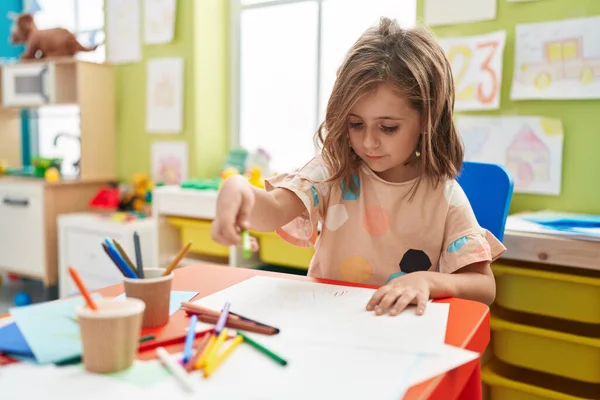 Чарівна Іспаномовна Дівчина Студент Малює Папері Сидячи Столі Дитячому Садку — стокове фото