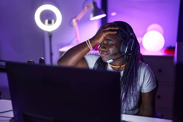 African American Woman Streamer Stressed Using Computer Gaming Room — Stock Photo, Image