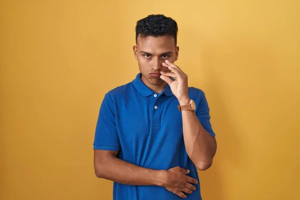 Молодой Латиноамериканец Стоит Жёлтом Фоне Рот Губы Закрыты Молния Пальцами — стоковое фото