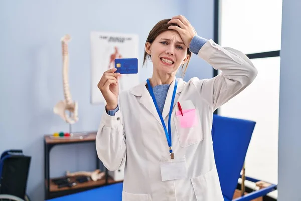 Young Brunette Woman Working Pain Recovery Clinic Holding Credit Card — Fotografia de Stock