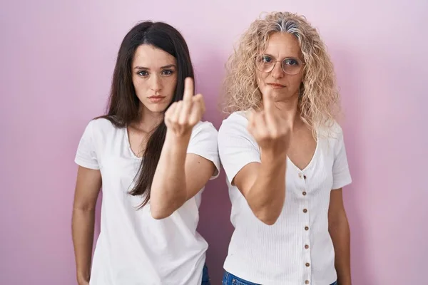 Mother Daughter Standing Together Pink Background Showing Middle Finger Impolite — 스톡 사진