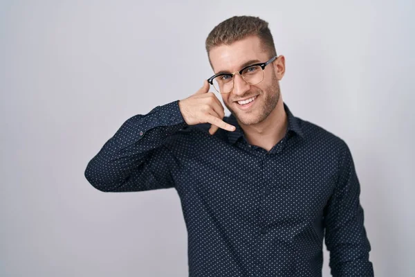 Young Caucasian Man Standing Isolated Background Smiling Doing Phone Gesture — Foto de Stock