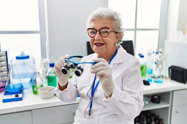 Starsza Kobieta Siwymi Włosami Pracująca Laboratorium Naukowca Używająca Okularów Powiększających — Zdjęcie stockowe
