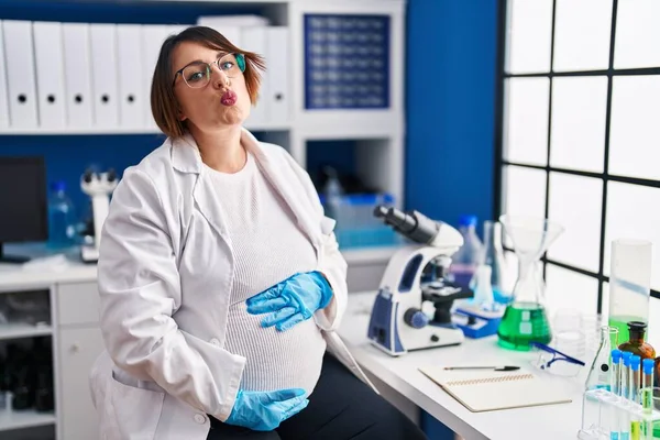 在科学家实验室工作的孕妇看着摄像机 在空气中飞吻着可爱而性感的女孩 爱的表达 — 图库照片