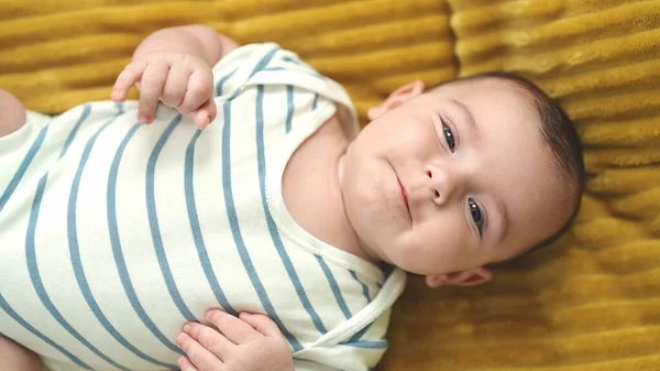 Beyaz Bebek Evde Battaniyeye Uzanmış Kendinden Emin Bir Şekilde Gülümsüyor — Stok fotoğraf