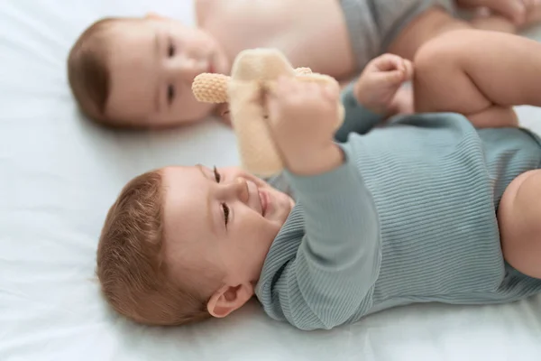 Two Toddlers Lying Bed Playing Teddy Bear Bedroom — Stock Photo, Image