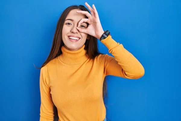 Young Brunette Woman Standing Blue Background Doing Gesture Hand Smiling — Foto de Stock