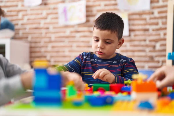 Entzückendes Hispanisches Kleinkind Spielt Kindergarten Mit Bauklötzen Tisch — Stockfoto