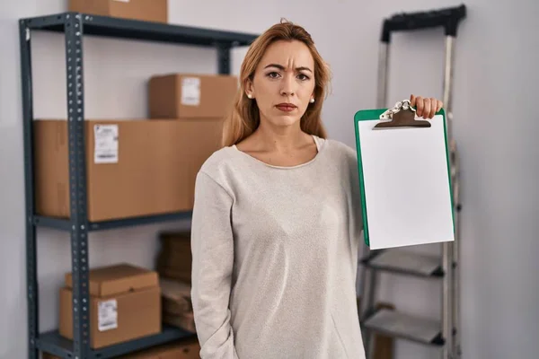 Hispanic Woman Working Small Business Ecommerce Holding Clipboard Blank Space — Stock Photo, Image