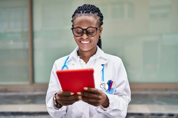Afroamerikansk Kvinnlig Läkare Ler Självsäker Med Pekplatta Sjukhus — Stockfoto
